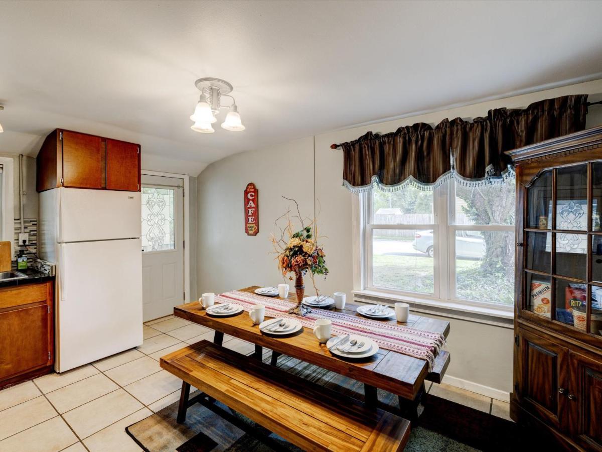 Mid-Century Brick Bungalow Home Evansville Esterno foto